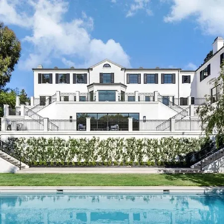 Georgian Modern White Brick Compound With A Beautiful And Clear Pool Lejlighed