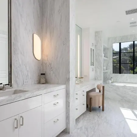 Georgian Modern White Brick Compound With A Beautiful And Clear Pool Lejlighed *