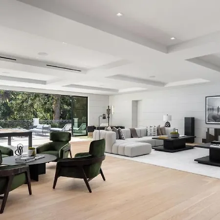 Georgian Modern White Brick Compound With A Beautiful And Clear Pool Lejlighed Ardea