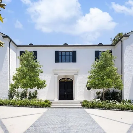 Georgian Modern White Brick Compound With A Beautiful And Clear Pool Lejlighed *