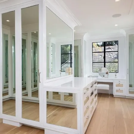 Georgian Modern White Brick Compound With A Beautiful And Clear Pool Lejlighed *